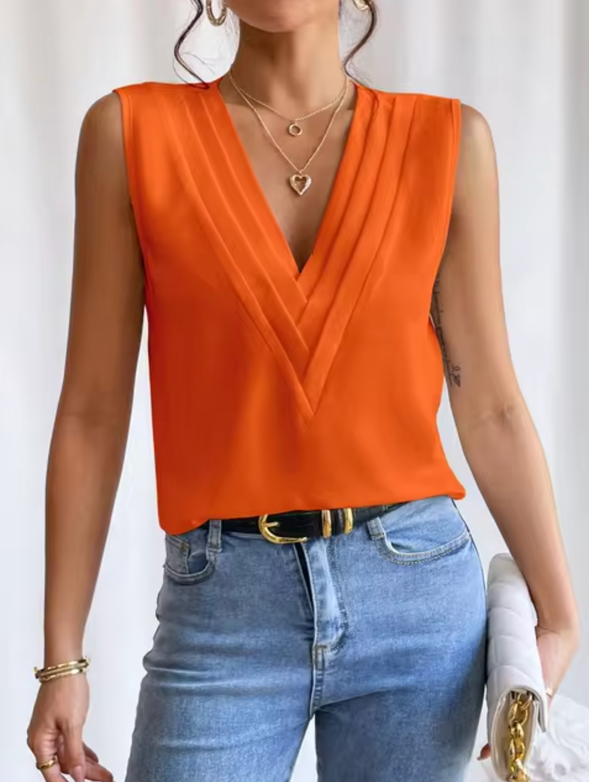 "Mouwloze dames V-hals top, elegant en luchtig, in zachte stof, ideaal voor casual en chique gelegenheden."