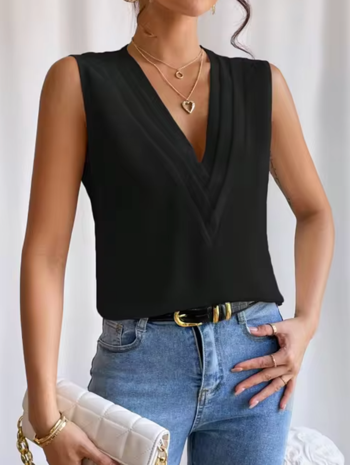 "Mouwloze dames V-hals top, elegant en luchtig, in zachte stof, ideaal voor casual en chique gelegenheden."