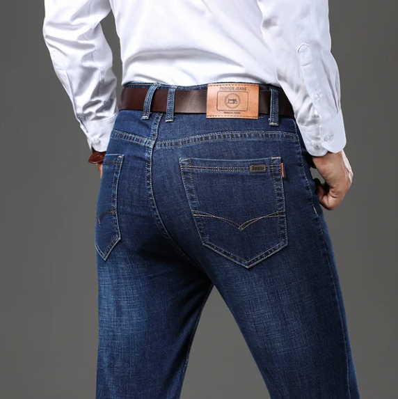 "Nauwsluitende heren jeans met stretch in blauwe tint, comfort en stijl, voor dagelijkse elegantie en veelzijdige looks."