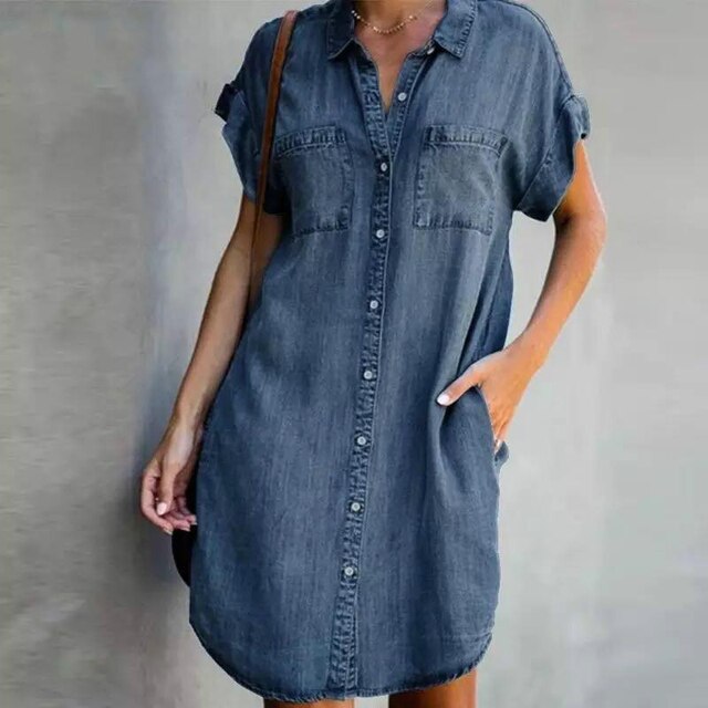 "Nina Denim Jurk Lichtblauw - Comfortabele en veelzijdige lente- en zomerjurk, relaxed fit, ademende denim stof."