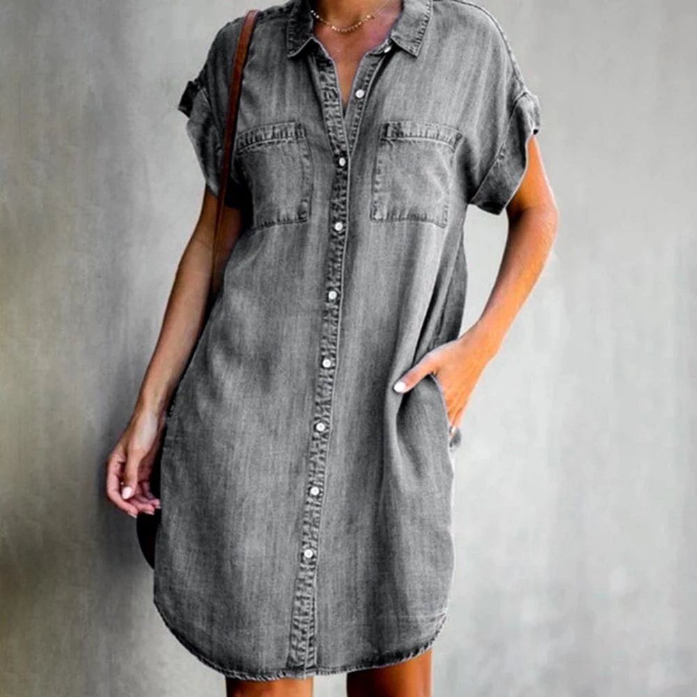 "Nina Denim Jurk Lichtblauw - Comfortabele en veelzijdige lente- en zomerjurk, relaxed fit, ademende denim stof."