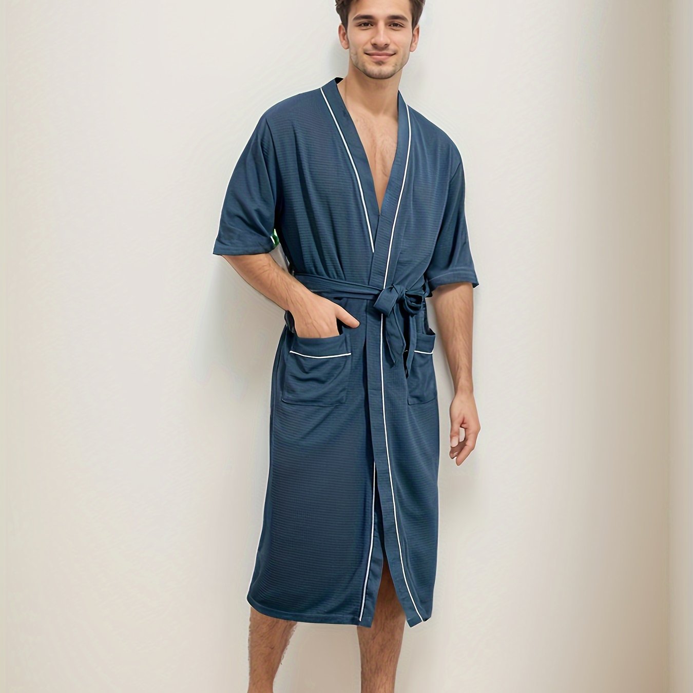 "Noah stijlvolle korte mouw herenbadjas, effen kleur, V-hals, dubbele zakken, comfortabele stof, accessoire heren."