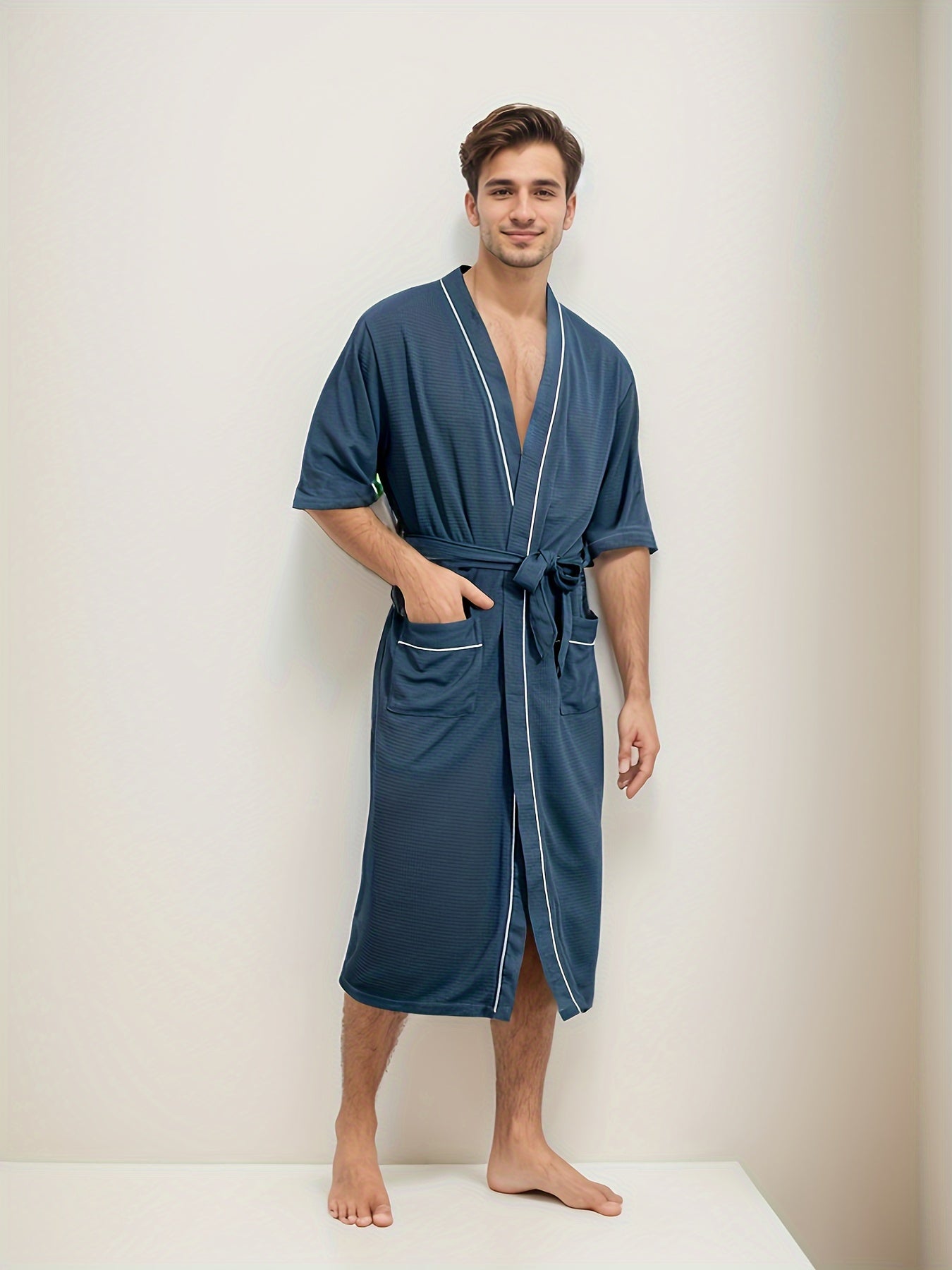 "Noah stijlvolle korte mouw herenbadjas, effen kleur, V-hals, dubbele zakken, comfortabele stof, accessoire heren."