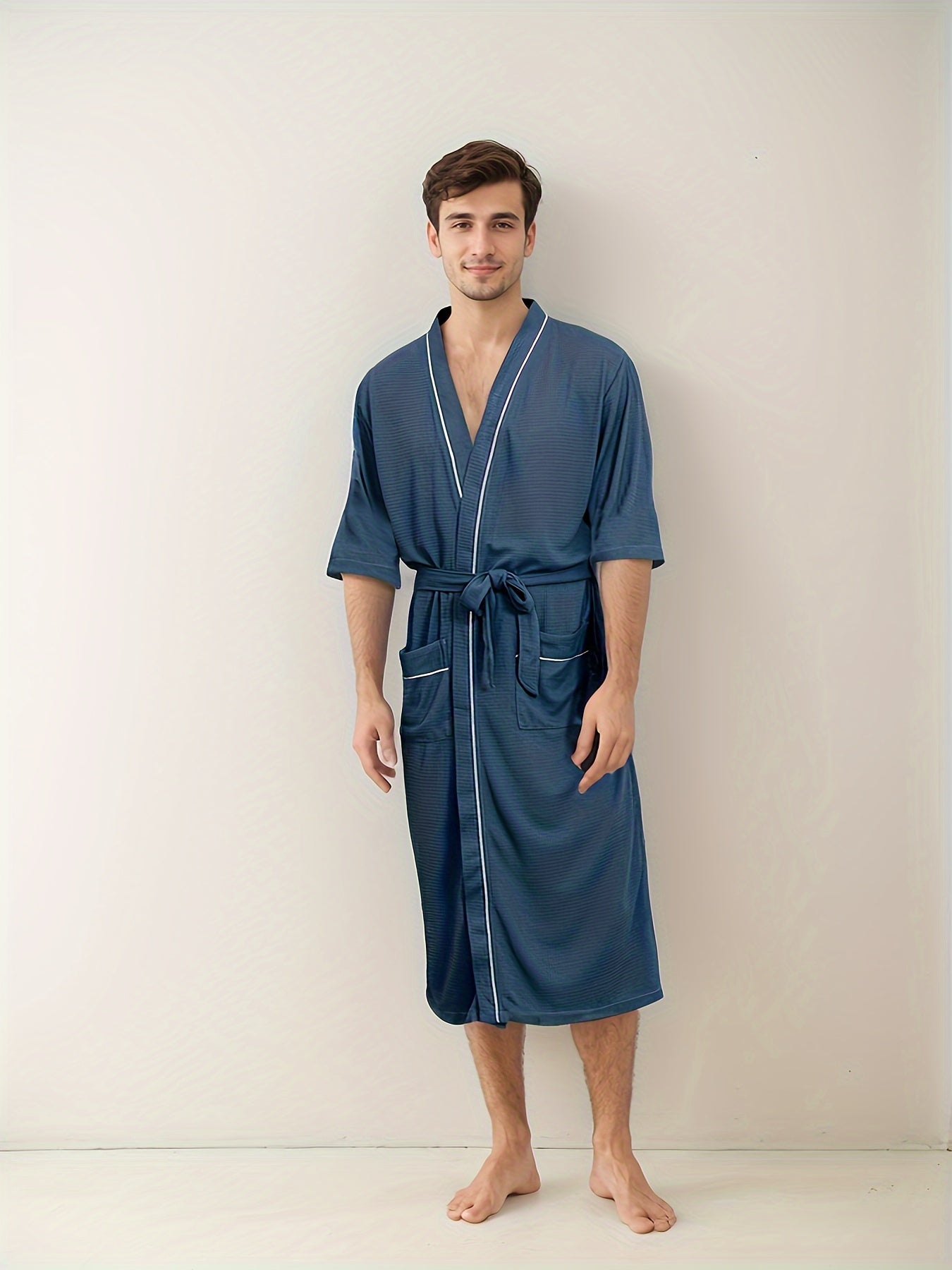 "Noah stijlvolle korte mouw herenbadjas, effen kleur, V-hals, dubbele zakken, comfortabele stof, accessoire heren."