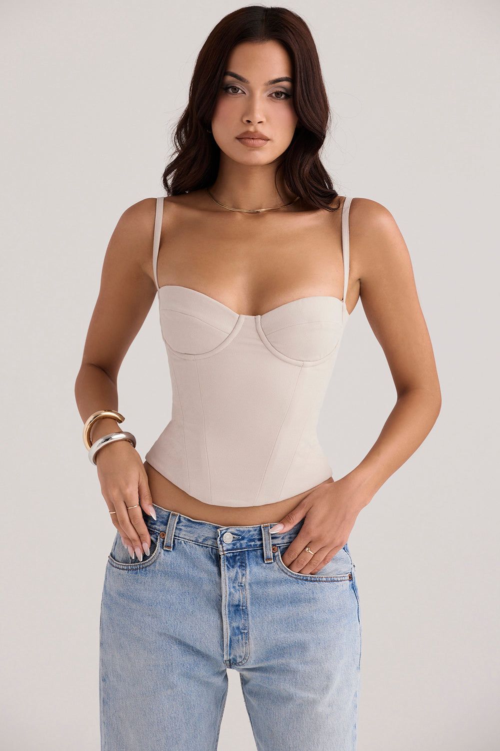 Oesterkleurig korset met beugeldesign, voorgevormde beugels en verstelbare bandjes, elegante en minimalistische look.