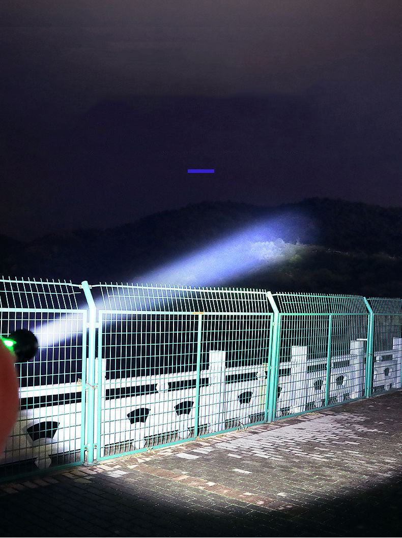 "Oplaadbare waterbestendige zaklamp met 4 krachtige LED's, compact ontwerp en meerdere lichtstanden voor buitengebruik."