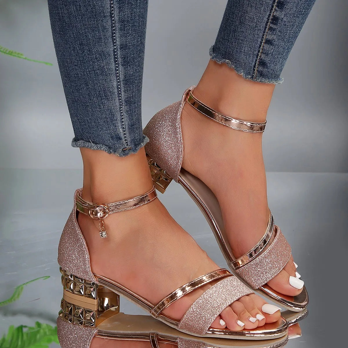 Orthopedische dames sandalen met enkelbandjes, EMILKA, goudkleurig PU-leer, lage hak, comfortabel en stijlvol ontwerp.
