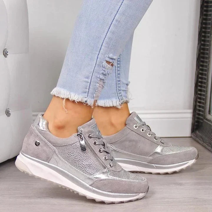 Orthopedische damessneakers in beige. Combineert comfort en stijl, met schokabsorberende zolen en een modern design.