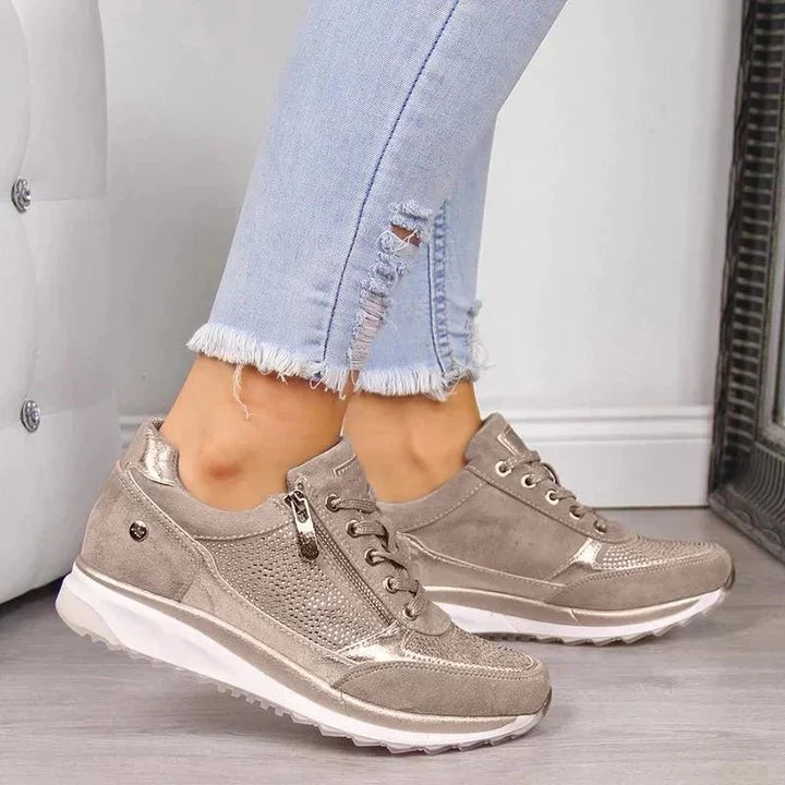 Orthopedische damessneakers in beige. Combineert comfort en stijl, met schokabsorberende zolen en een modern design.