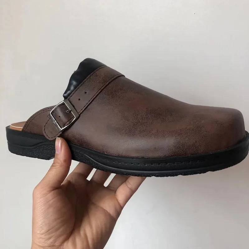 Orthopedische leren pantoffels voor heren, stijlvolle bruine slippers met orthopedisch ontwerp en duurzame zool.