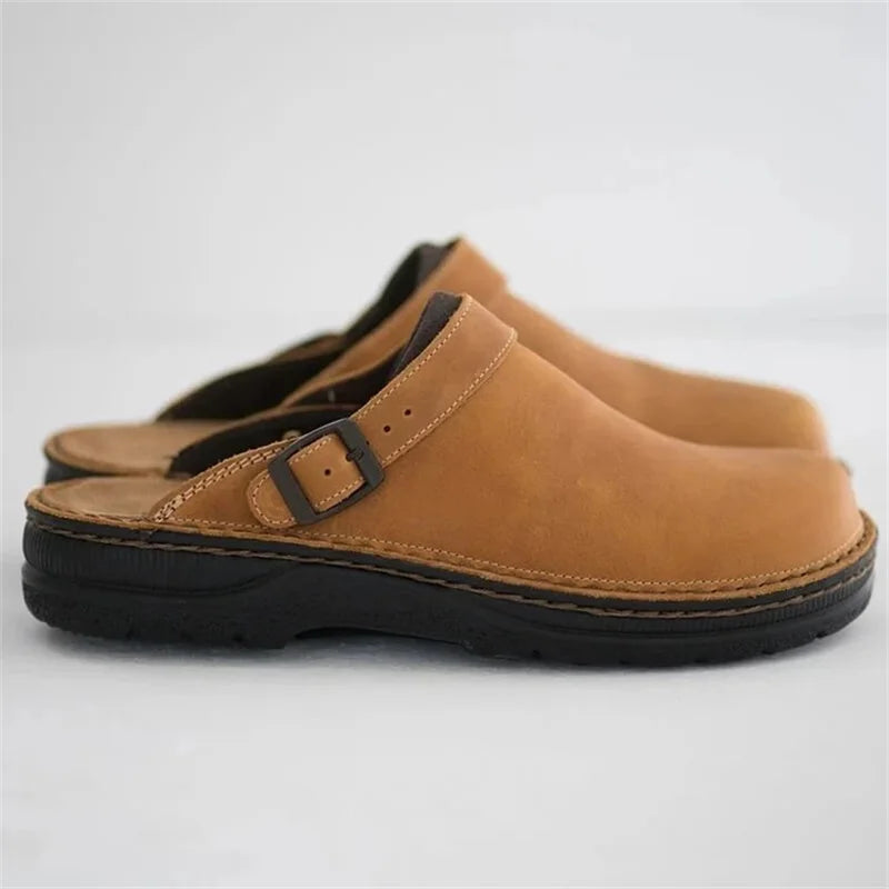 Orthopedische leren pantoffels voor heren, stijlvolle bruine slippers met orthopedisch ontwerp en duurzame zool.
