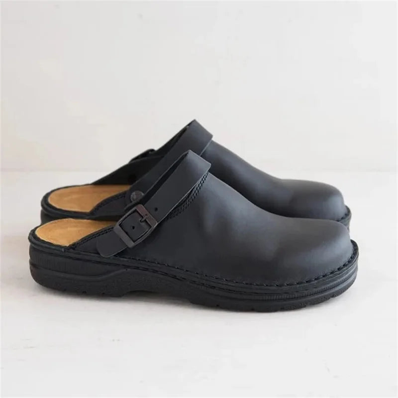 Orthopedische leren pantoffels voor heren, stijlvolle bruine slippers met orthopedisch ontwerp en duurzame zool.