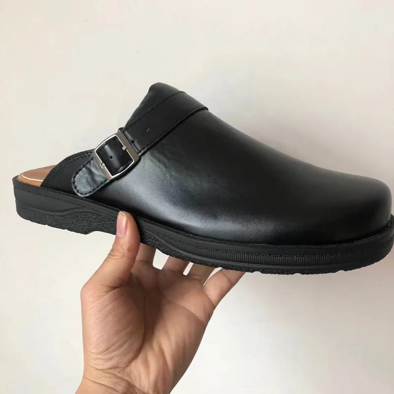 Orthopedische leren pantoffels voor heren, stijlvolle bruine slippers met orthopedisch ontwerp en duurzame zool.