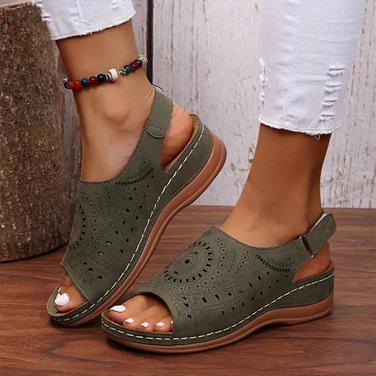 "Orthopedische sandalen met bruine elastische band en antislip zool, ideaal voor comfort en ondersteuning tijdens de zomer."