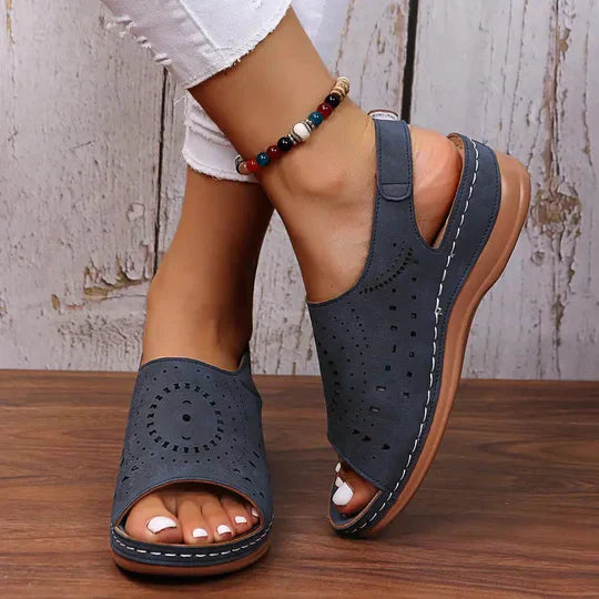 "Orthopedische sandalen met bruine elastische band en antislip zool, ideaal voor comfort en ondersteuning tijdens de zomer."