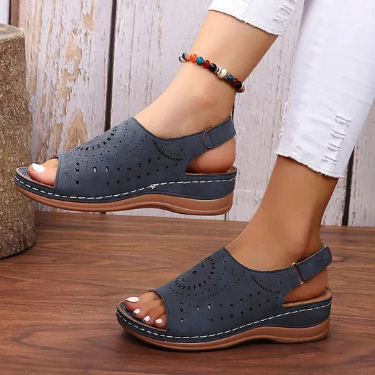 "Orthopedische sandalen met bruine elastische band en antislip zool, ideaal voor comfort en ondersteuning tijdens de zomer."