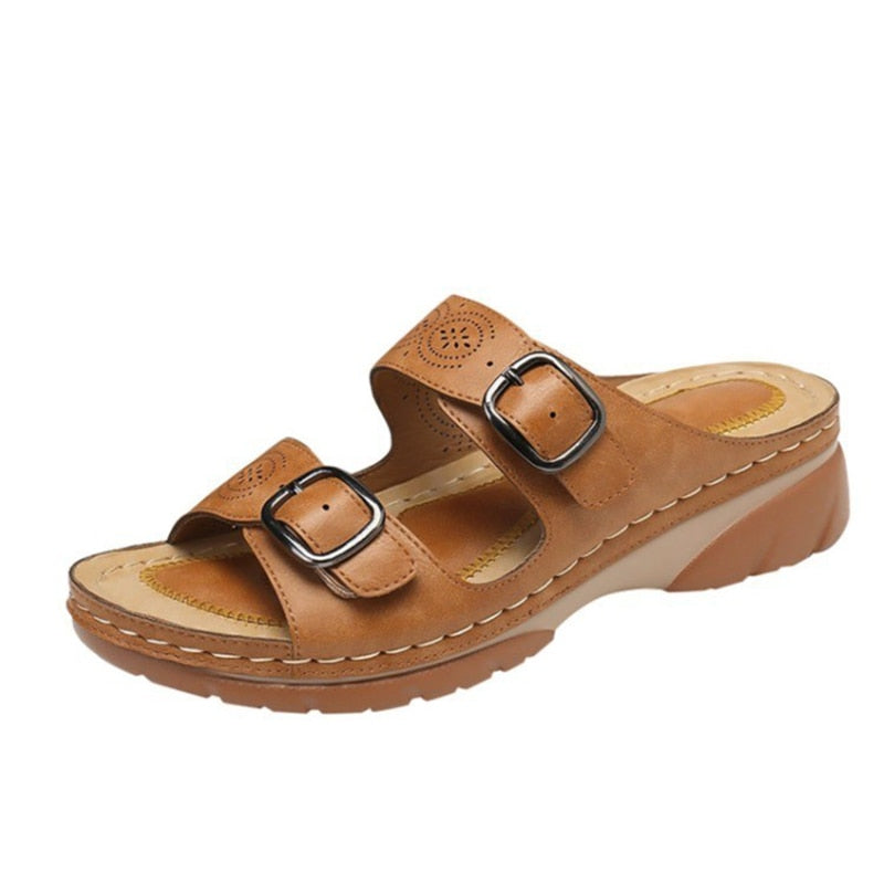 "Orthopedische sandalen met dubbele gespen, ergonomisch voetbed en stijlvolle perforaties, comfortabel en zomerklaar."