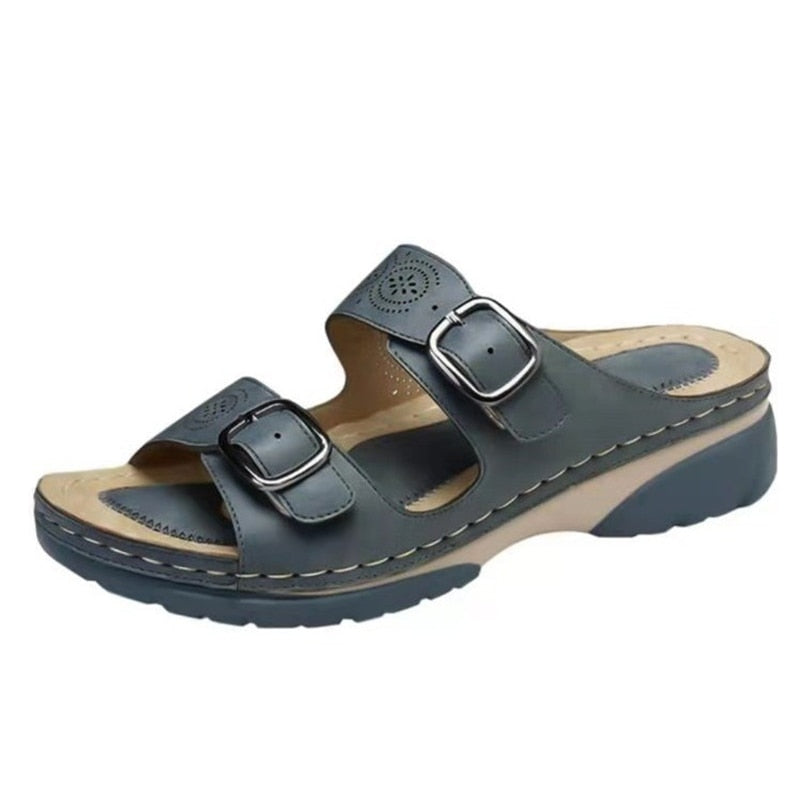 "Orthopedische sandalen met dubbele gespen, ergonomisch voetbed en stijlvolle perforaties, comfortabel en zomerklaar."