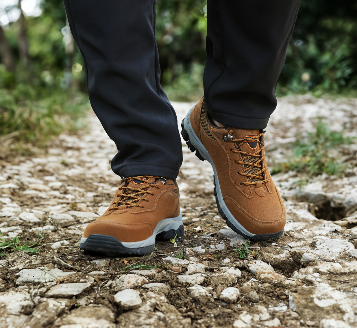 "Orthopedische wandelschoenen heren, grijs met stevige zool en ademende bovenkant voor comfort en ondersteuning."
