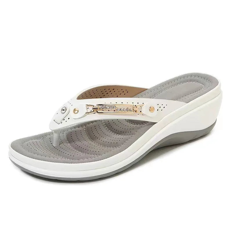 "Orthopedische zomersandalen met schokabsorberend voetbed. Verkrijgbaar in beige, rood, wit, zwart. Stijlvol en comfortabel."