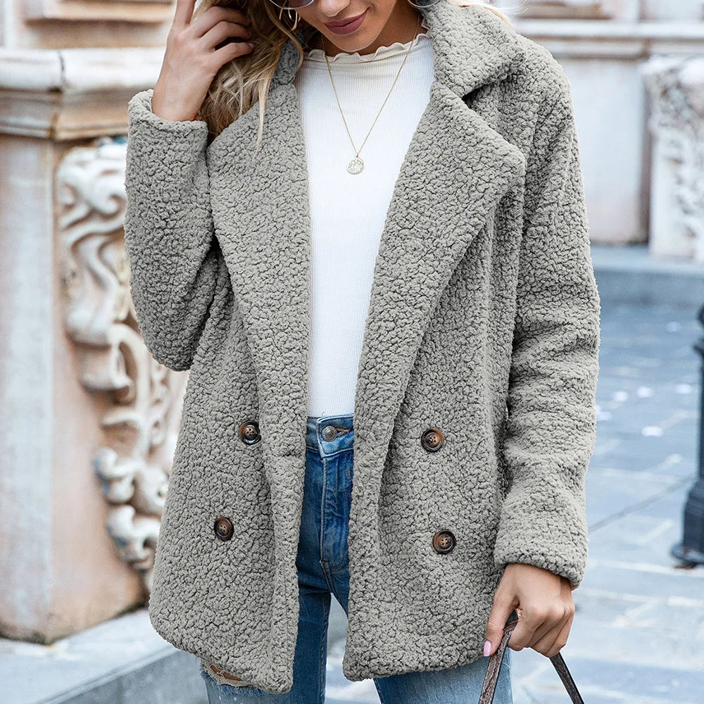 "Oversized dames tussenjas van zachte faux fur met dubbele rij knopen en V-hals, biedt comfort en elegante stijl."