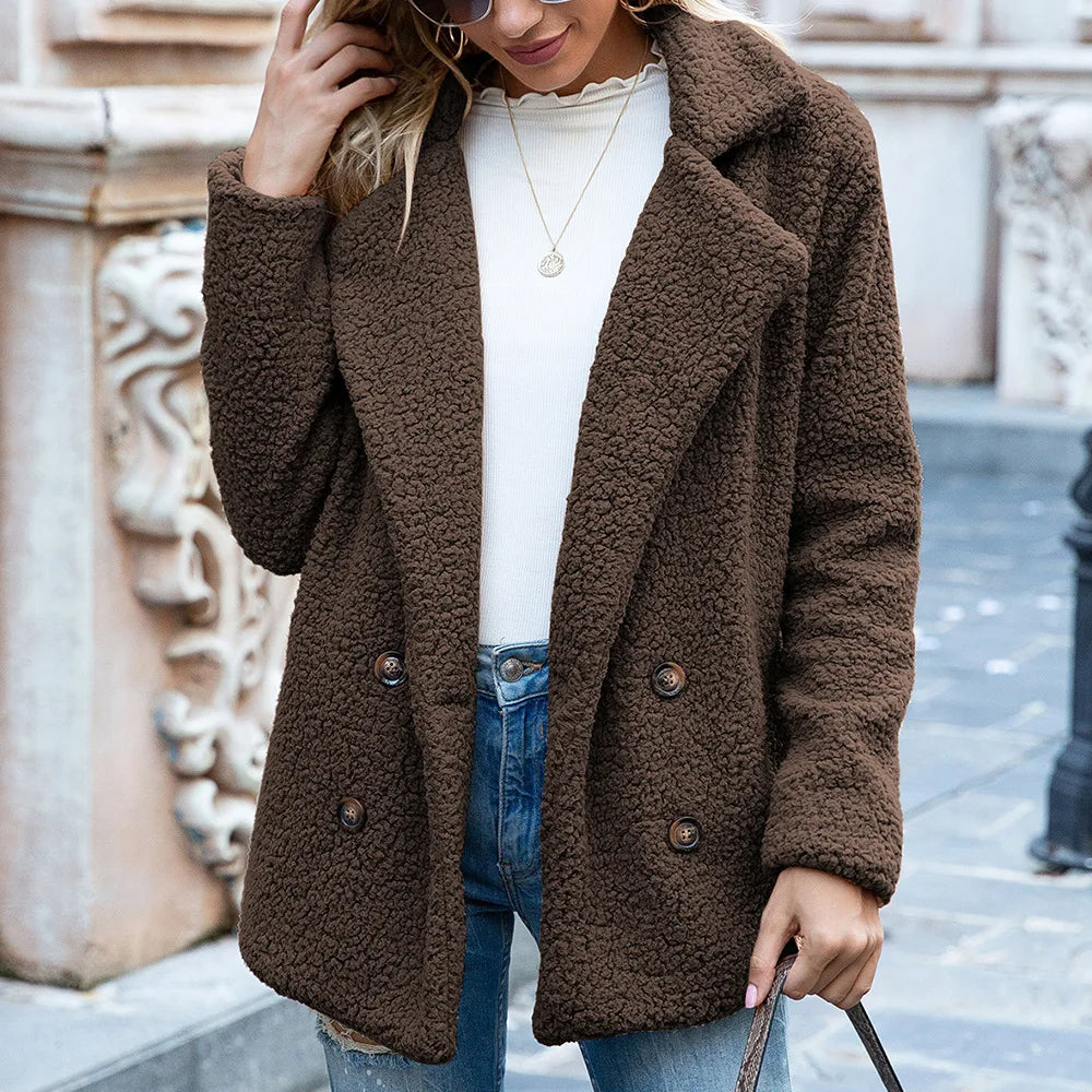 "Oversized dames tussenjas van zachte faux fur met dubbele rij knopen en V-hals, biedt comfort en elegante stijl."