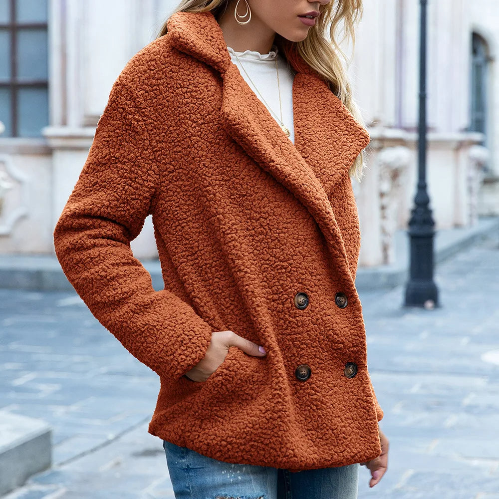 "Oversized dames tussenjas van zachte faux fur met dubbele rij knopen en V-hals, biedt comfort en elegante stijl."