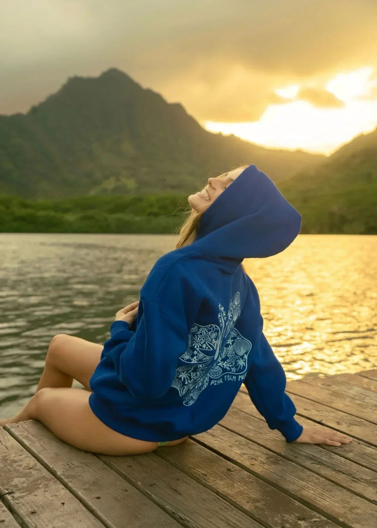 "Oversized tropische print hoodie voor dames, voorkant, comfortabele streetwear met zomerse uitstraling."