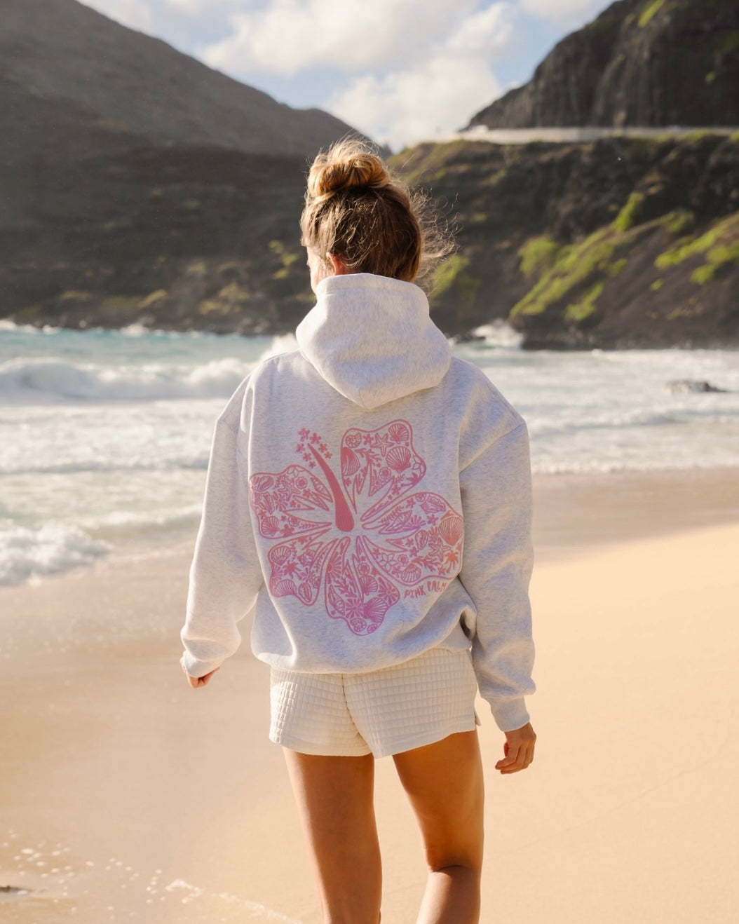 "Oversized tropische print hoodie voor dames, voorkant, comfortabele streetwear met zomerse uitstraling."