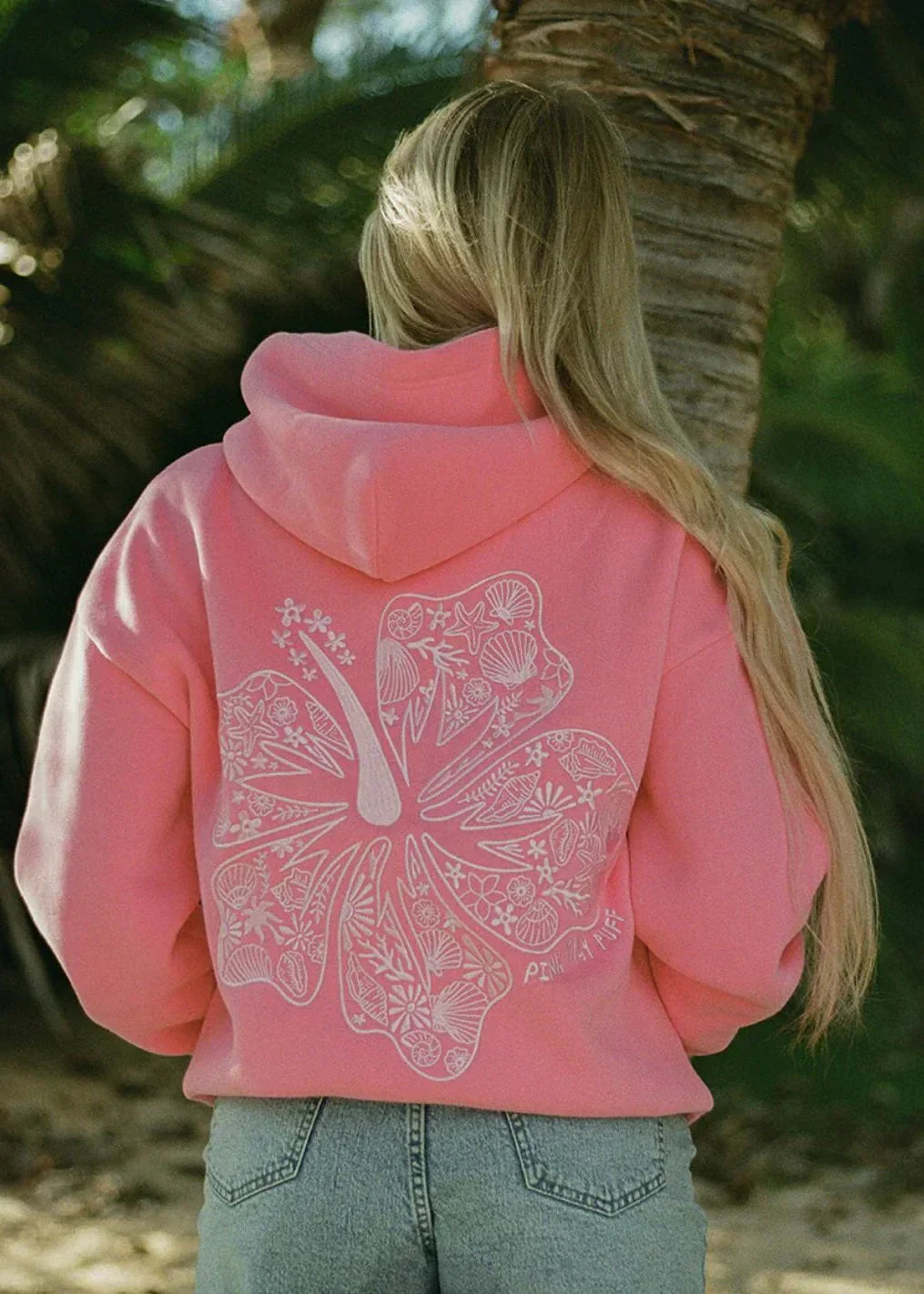 "Oversized tropische print hoodie voor dames, voorkant, comfortabele streetwear met zomerse uitstraling."