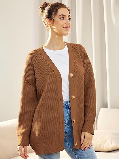 Oversized V-hals damesvest met knoopsluiting, zachte stof in warme kleuren, perfect casual en veelzijdig voor koele dagen.