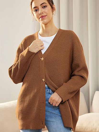 Oversized V-hals damesvest met knoopsluiting, zachte stof in warme kleuren, perfect casual en veelzijdig voor koele dagen.