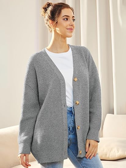 Oversized V-hals damesvest met knoopsluiting, zachte stof in warme kleuren, perfect casual en veelzijdig voor koele dagen.