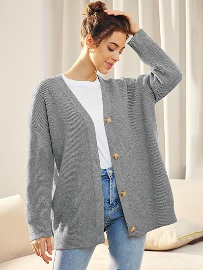 Oversized V-hals damesvest met knoopsluiting, zachte stof in warme kleuren, perfect casual en veelzijdig voor koele dagen.