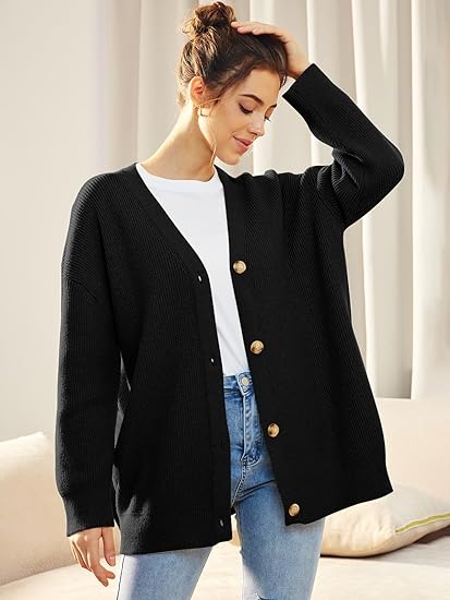 Oversized V-hals damesvest met knoopsluiting, zachte stof in warme kleuren, perfect casual en veelzijdig voor koele dagen.