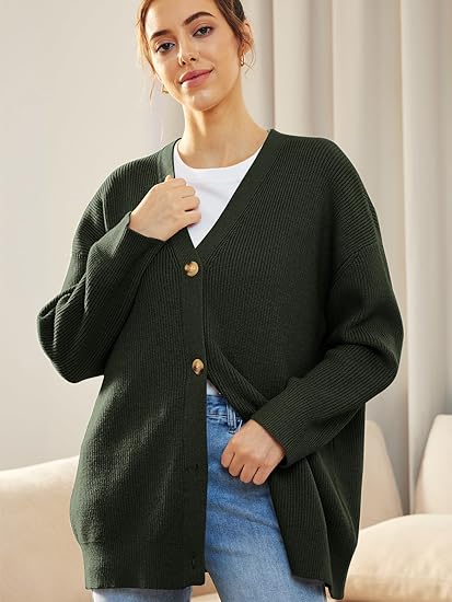 Oversized V-hals damesvest met knoopsluiting, zachte stof in warme kleuren, perfect casual en veelzijdig voor koele dagen.