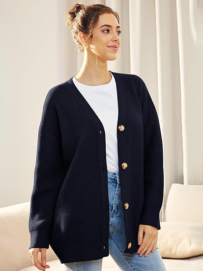 Oversized V-hals damesvest met knoopsluiting, zachte stof in warme kleuren, perfect casual en veelzijdig voor koele dagen.