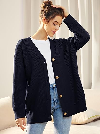 Oversized V-hals damesvest met knoopsluiting, zachte stof in warme kleuren, perfect casual en veelzijdig voor koele dagen.