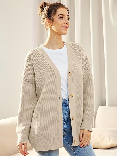Oversized V-hals damesvest met knoopsluiting, zachte stof in warme kleuren, perfect casual en veelzijdig voor koele dagen.
