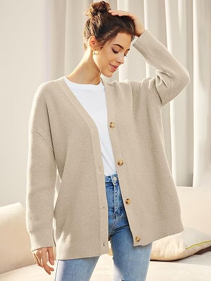 Oversized V-hals damesvest met knoopsluiting, zachte stof in warme kleuren, perfect casual en veelzijdig voor koele dagen.