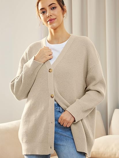 Oversized V-hals damesvest met knoopsluiting, zachte stof in warme kleuren, perfect casual en veelzijdig voor koele dagen.