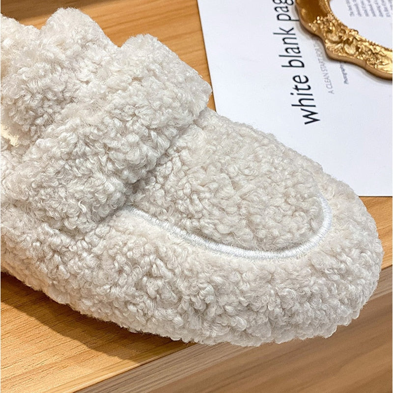 Pluche pantoffels voor dames, warm en stijlvol, met een elegant design en zachte, luxueuze stof voor thuiscomfort.