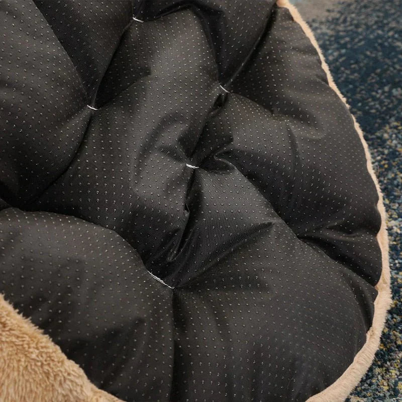 "Pluizig teddybeer huisdierenbed in bruin voor comfort en veiligheid, zachte bekleding en knuffelbaar ontwerp."