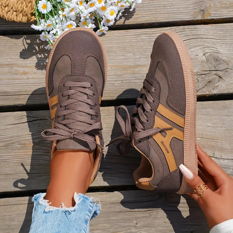 "Retro casual sneakers voor dames met vintage look, comfortabel voetbed, vetersluiting en kleuraccenten, ideaal dagelijks."