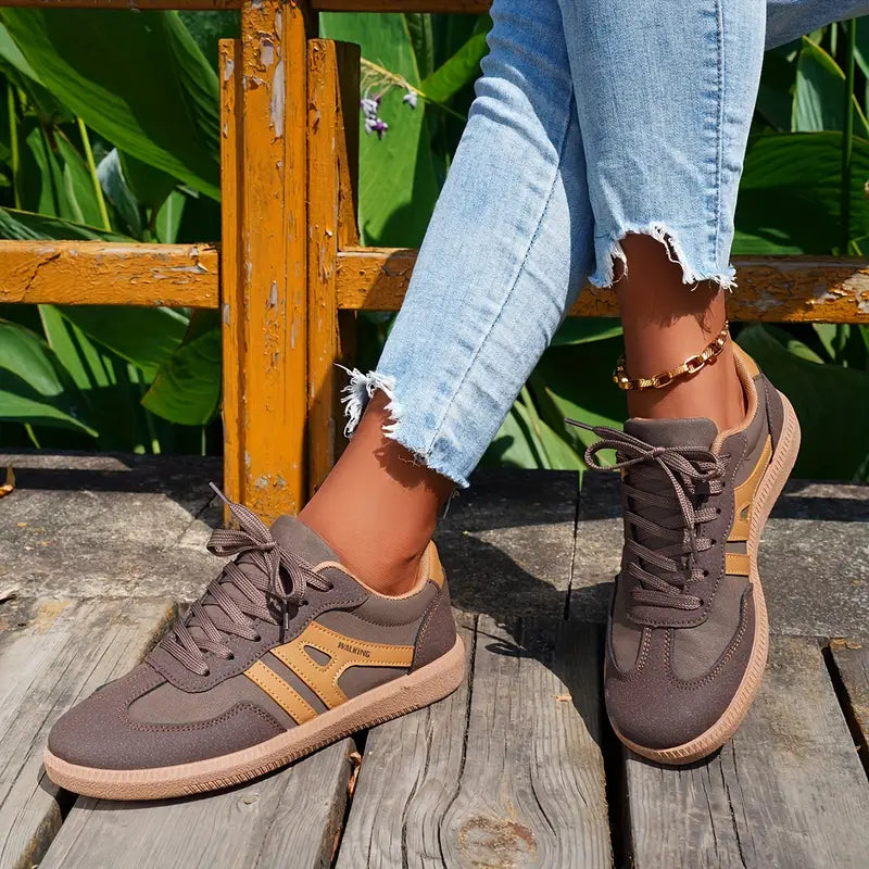 "Retro casual sneakers voor dames met vintage look, comfortabel voetbed, vetersluiting en kleuraccenten, ideaal dagelijks."