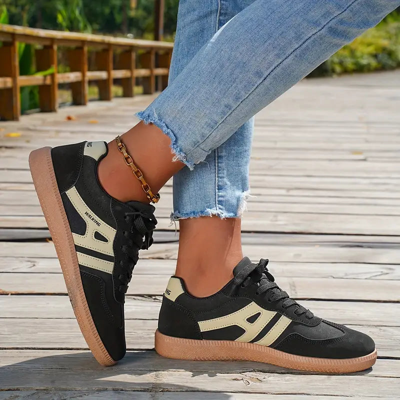 "Retro casual sneakers voor dames met vintage look, comfortabel voetbed, vetersluiting en kleuraccenten, ideaal dagelijks."