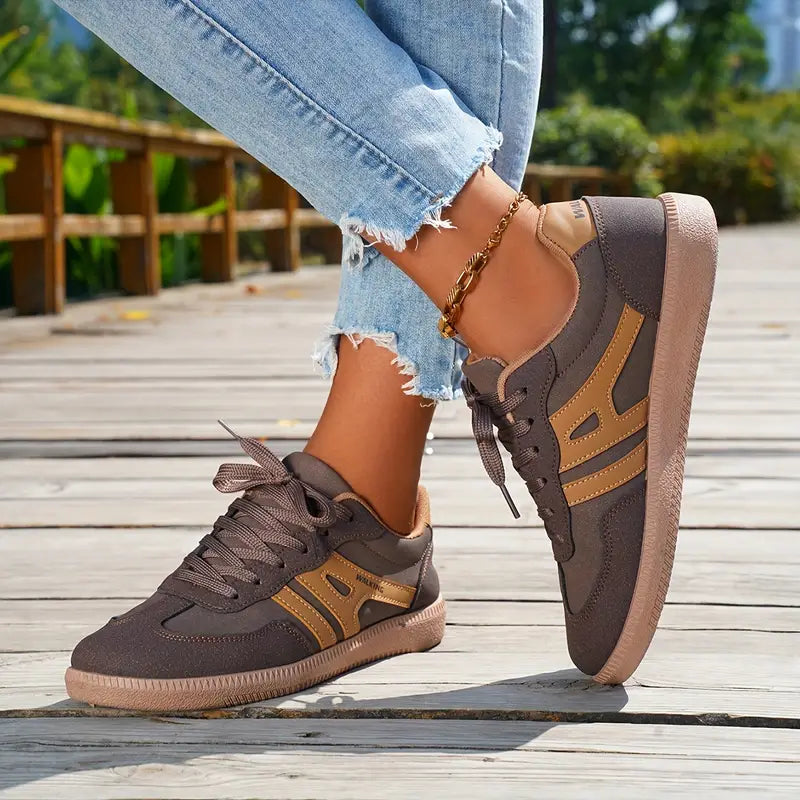 "Retro casual sneakers voor dames met vintage look, comfortabel voetbed, vetersluiting en kleuraccenten, ideaal dagelijks."