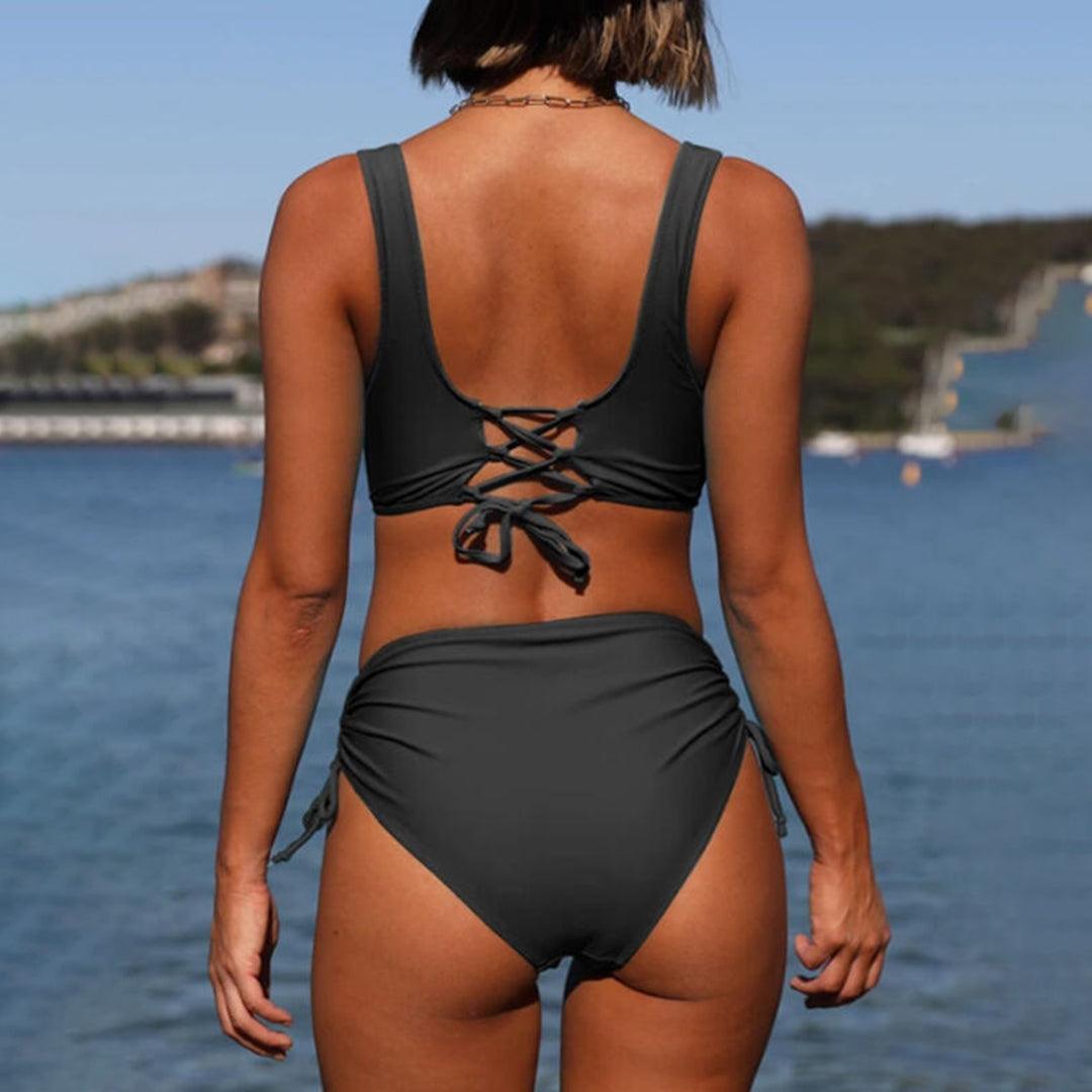 "Retro chic hoge taille bikini set voor dames, verfijnde details voor stijlvolle strandlook."