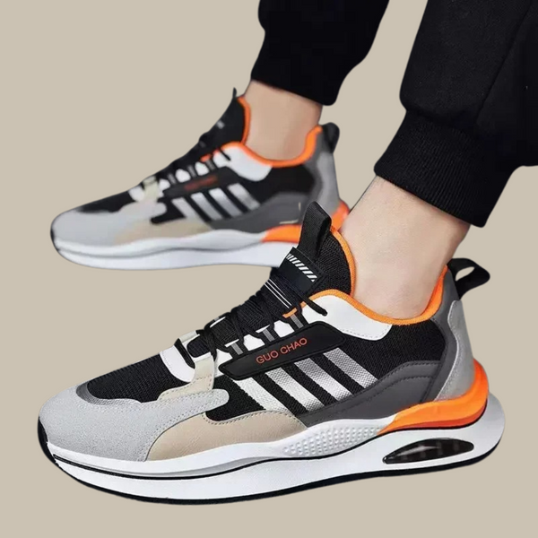 "Retro heren sneakers, suède en mesh, met slijtvaste zool, beige en oranje tinten, vetersluiting, comfortabel en ademend."