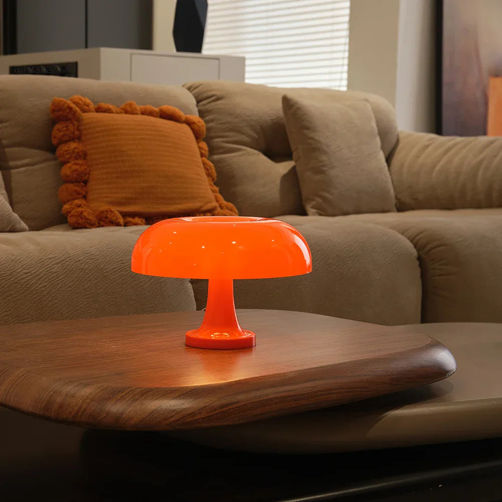 "Retro oranje mushroom tafellamp, kunststof, paddenstoelvorm, glanzende kap, sfeervolle vintage decoratie voor huis."